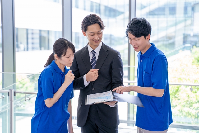 話をする医療職3人