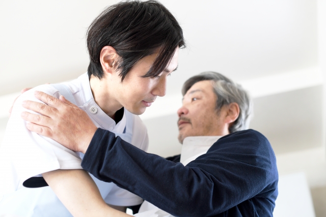 男性介護士と高齢者