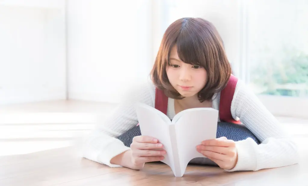 休日に読書する女性