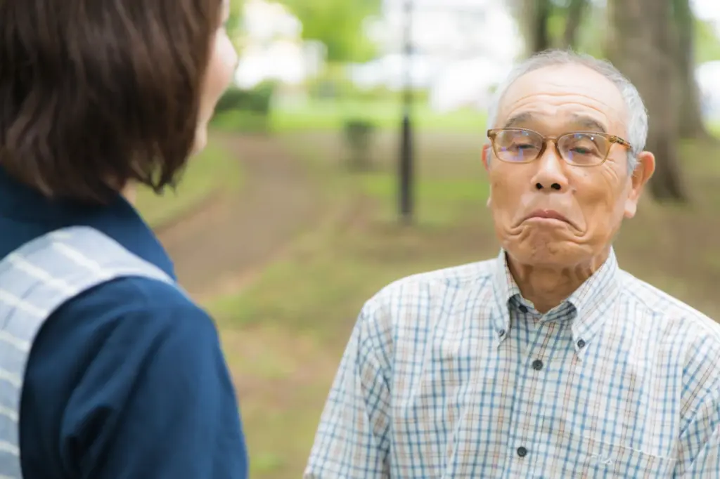 介護士の話を聞く高齢者