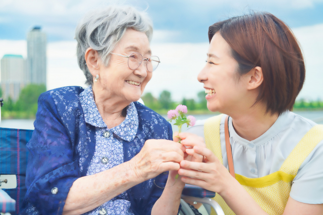 女性介護士と女性利用者