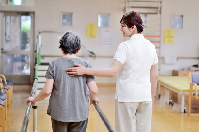 介護士とリハビリするおばあちゃん